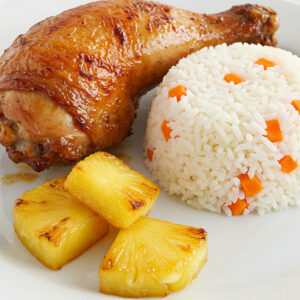 Perna de frango no forno c/ ananás e arroz de cenoura