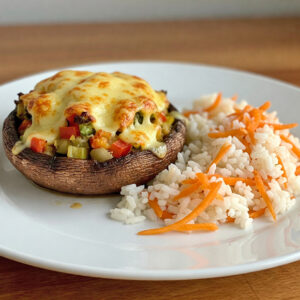 Cogumelo Portobello recheado legumes c/ arroz de cenoura